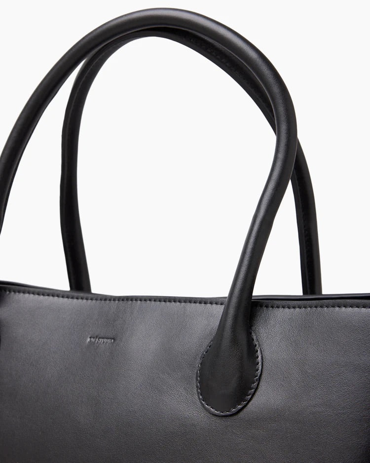 The Grace Tote Solid Black - ensemble